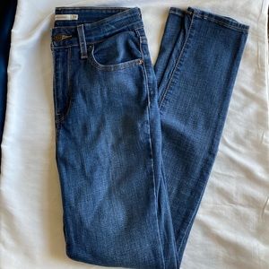 Levi 721 high rise skinny jeans. Size 28